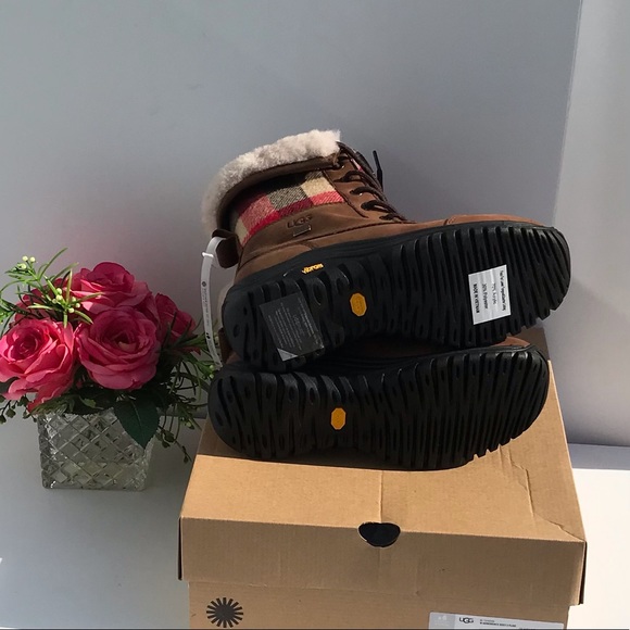 UGG ADIRONDACK II BOOTS PLAID - Picture 8 of 10